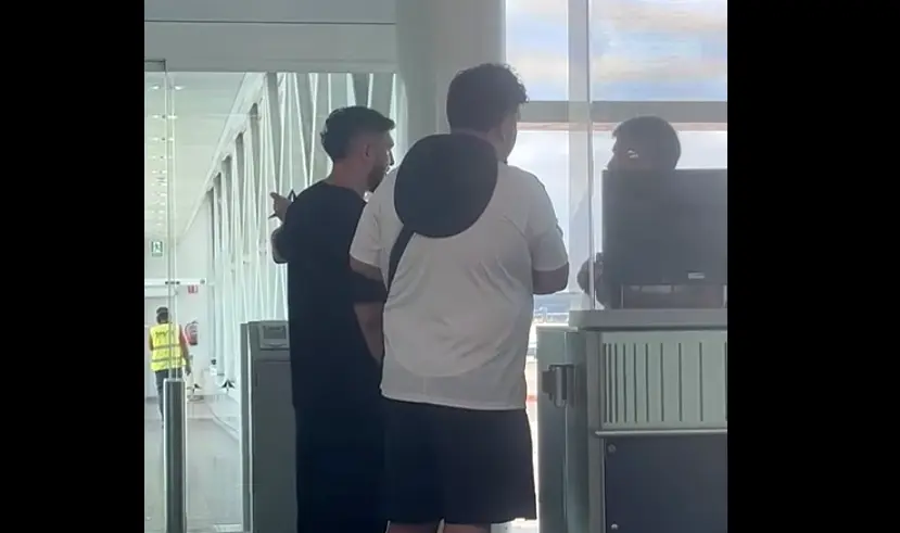 Omar Montes, en la taquilla de embarque tratando de acceder sin &eacute;xito.