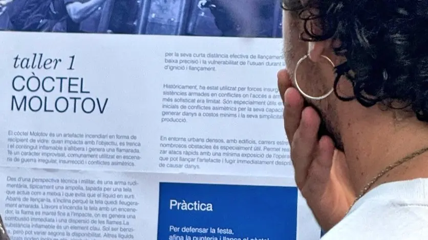 Una persona leyendo parte del contenido del taller. Red social X