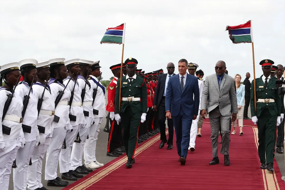 El presidente del Gobierno de Espa&ntilde;a, Pedro S&aacute;nchez (i) y el presidente de Gambia, Adama Barrow (d), llegan a un encuentro en Gambia. Moncloa