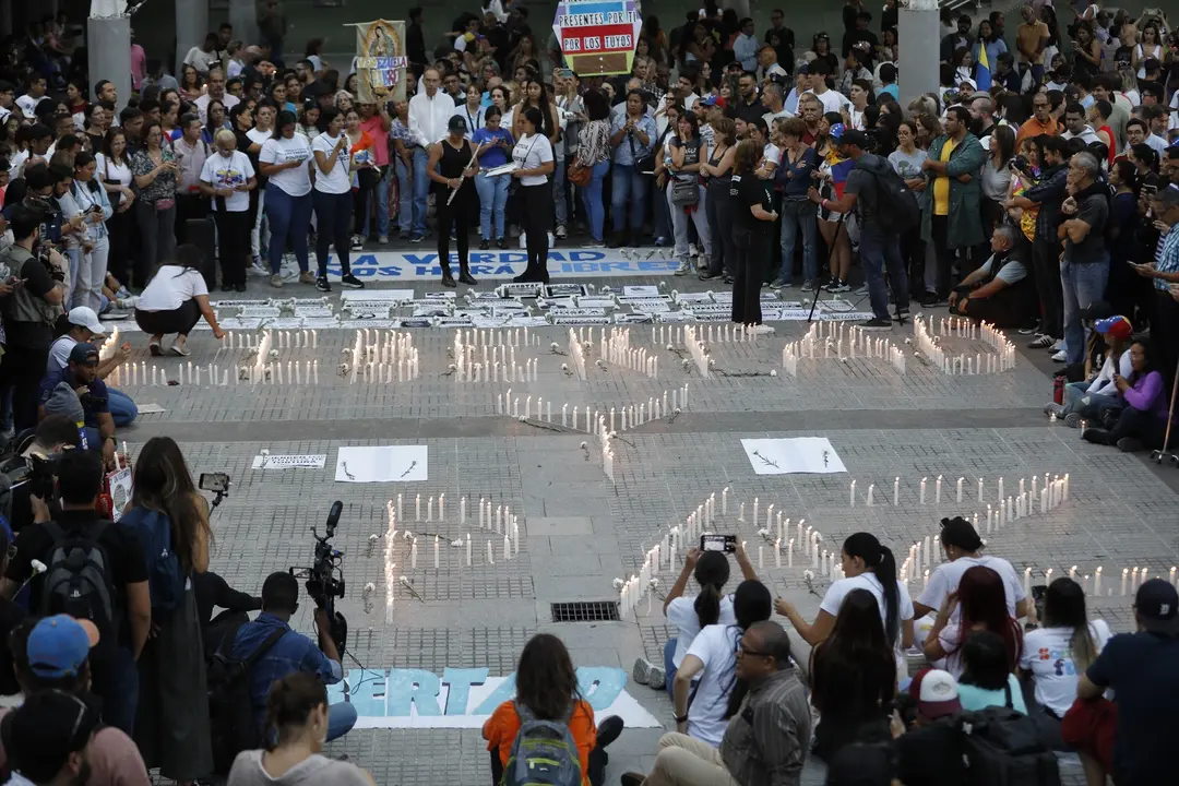 Cientos de venezolanos participan en una vigilia por los presos pol&iacute;ticos del r&eacute;gimen de Maduro. / Pedro Rances Mattey