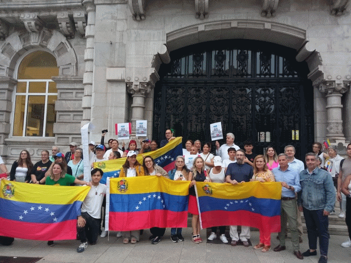 Decenas de personas se congregan en la Plaza del Ayuntamiento de Santander, ondeando banderas venezolanas y pancartas con mensajes de libertad y justicia./ ALERTA