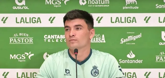 El mediocentro del Racing, Aritz Aldasoro en una rueda de prensa. / rrc