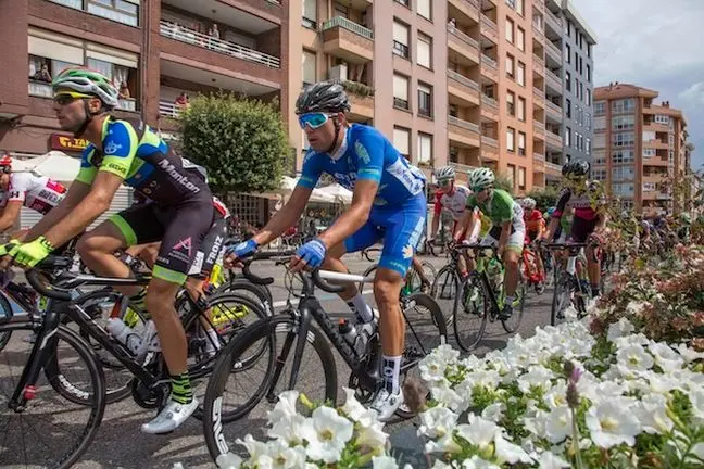 Ciclista durante la disputa de la Vuelta a Cantabria en anteriores ediciones. / A.E. / ARCHIVO