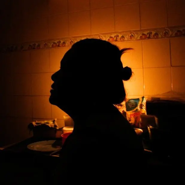 La sombra de una mujer que tiene detr&aacute;s una vela. / Red social X