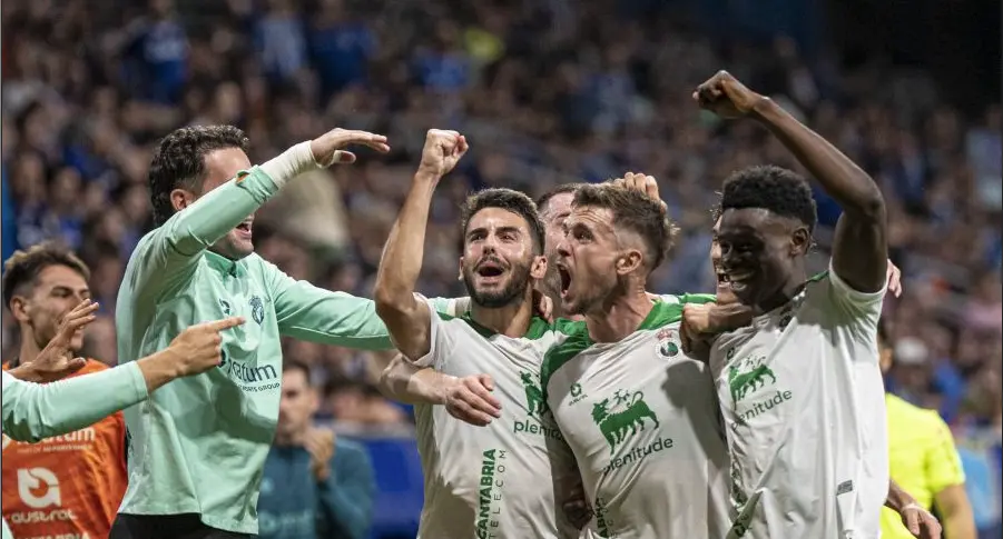 Los jugadores del Racing, celebran el tercero ante el Oviedo. / A.E.