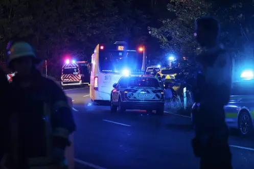 Una mujer hiere a personas con un cuchillo en un autob&uacute;s.