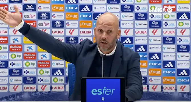 Jos&eacute; Alberto durante la rueda de prensa tras el partido contra el Oviedo. / LL