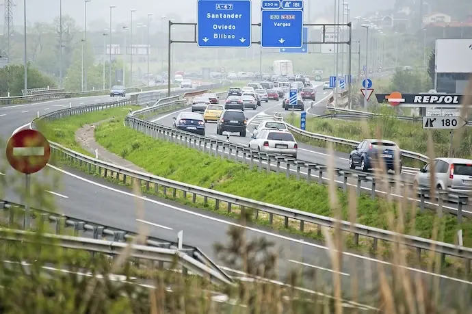 GRA124. TORRELAVEGA (CANTABRIA), 17/04/2014.- Retenciones de trafico en la autopista A-67 a su paso por Torrelavega, dentro de la operaci&oacute;n salida activado por la DGT con motivo del puente de Semana Santa. EFE/Pedro Puente Hoyos