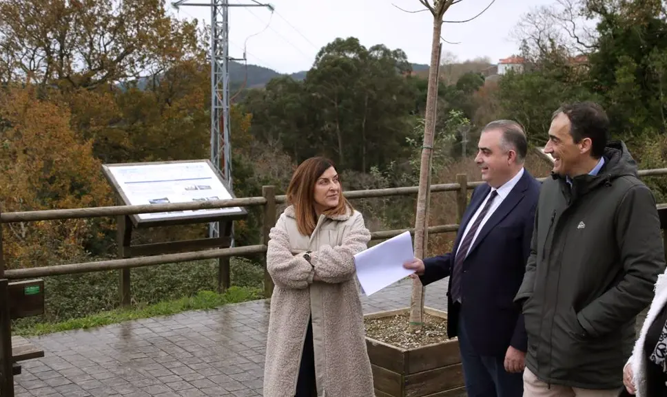 La presidenta de Cantabria, Mar&iacute;a Jos&eacute; S&aacute;enz de Buruaga, el conejero de Fomento, Roberto Media y el alcalde de Alfoz de Lloredo, Enrique Bretones Palencia. / A.E.