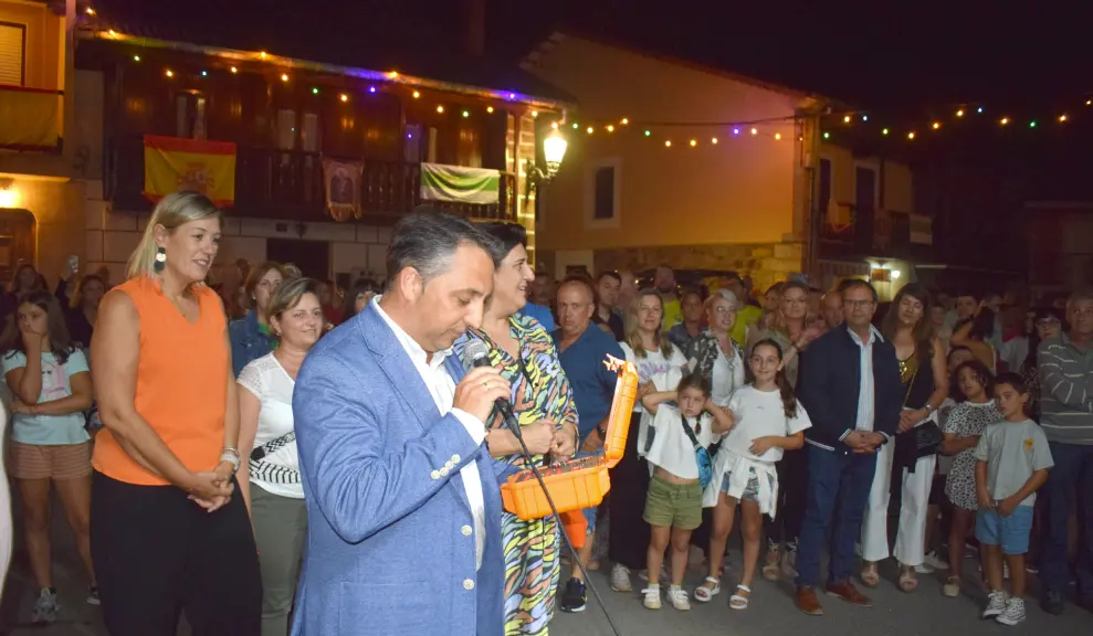 El alcalde de Pi&eacute;lagos, Carlos Caram&eacute;s durante el pistoletazo de salida de las fiestas de Pi&eacute;lagos. / A.E.