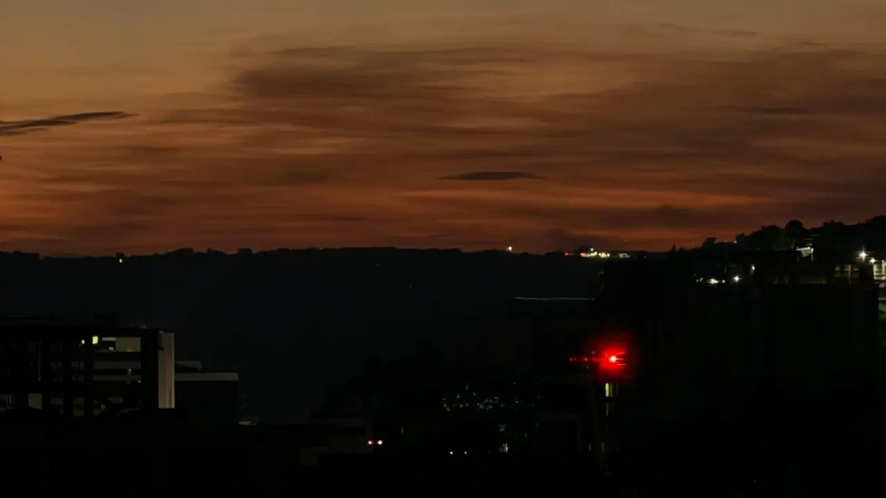 El amanecer en Caracas, donde se deja ver la ciudad a oscuras. / Red Social X