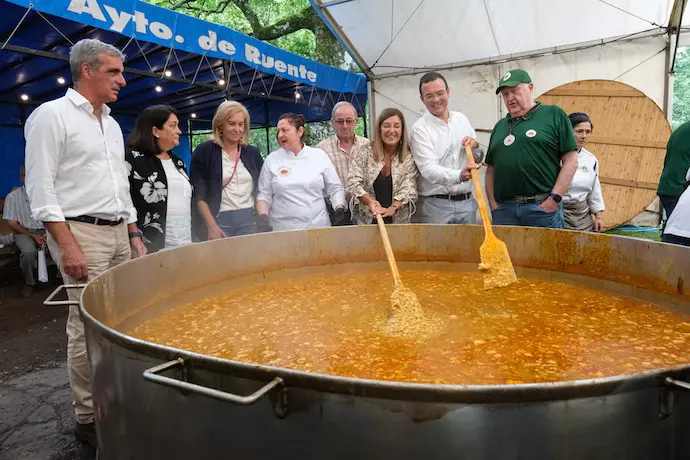 La presidenta de Cantabria, Mar&iacute;a Jos&eacute; S&aacute;enz de Buruaga en la fiesta del cocido. / A.E