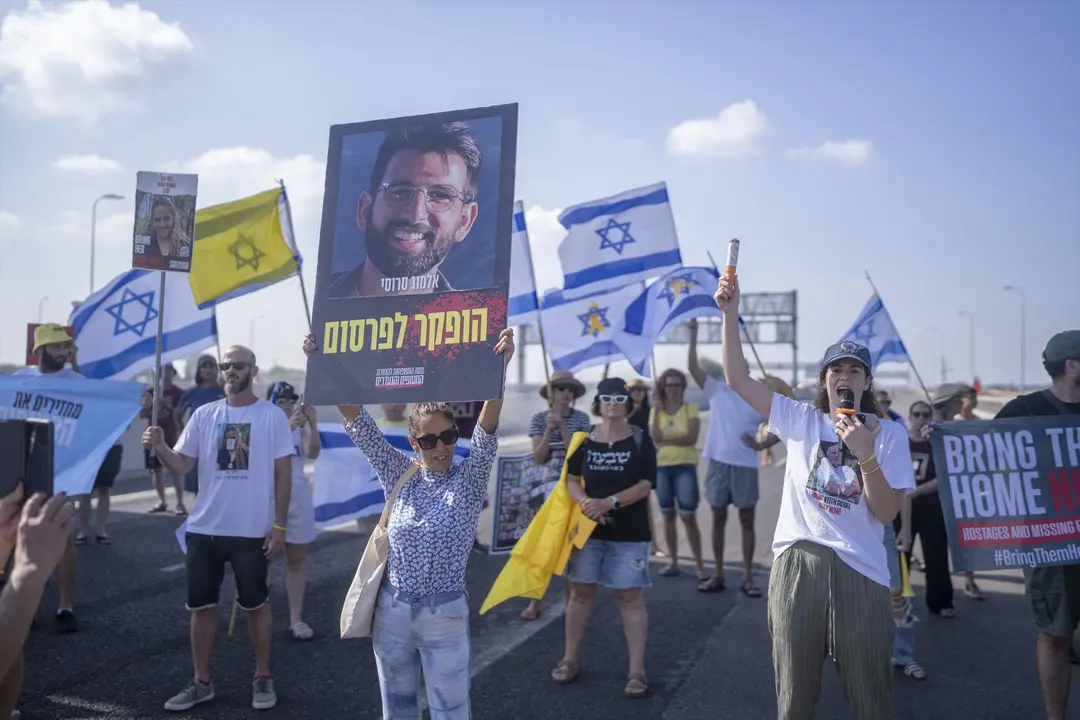 Familiares, amigos y partidarios de los rehenes israel&iacute;es tomados por Hamas en Gaza participan en una protesta en la carretera costera israel&iacute; en las afueras del Kibbutz Yakum. Ilia yefimovich