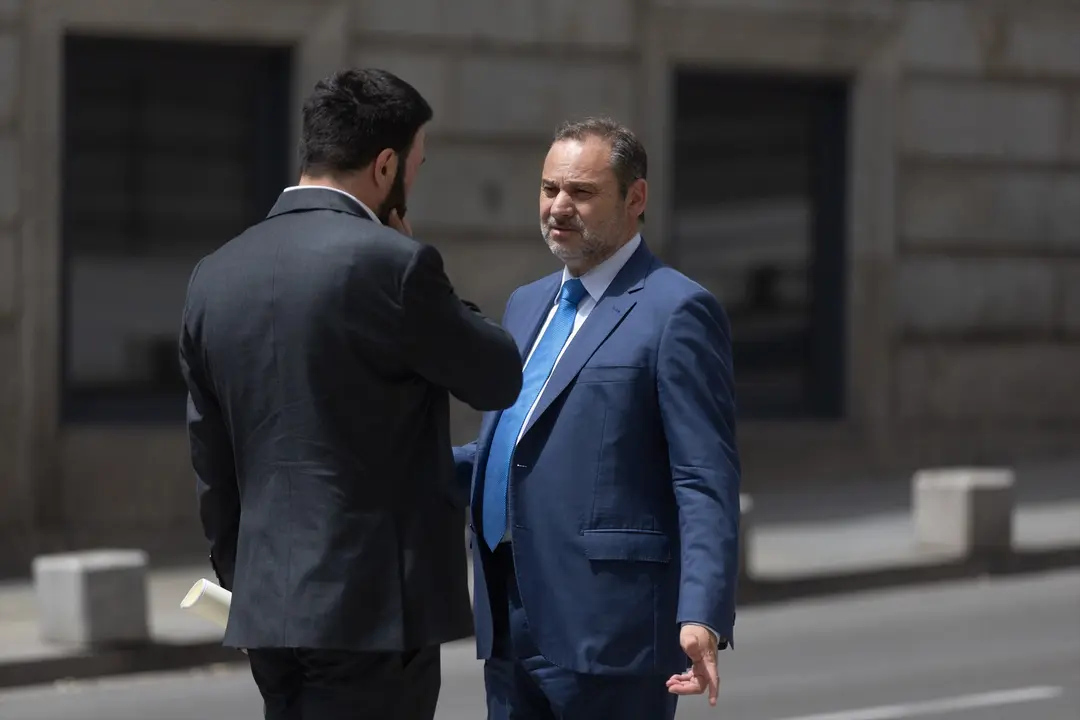 El diputado del Grupo Mixto y exministro de Transportes, Jos&eacute; Luis &Aacute;balos (d), en las adyacencias del Congreso de los Diputados. / Eduardo Parra