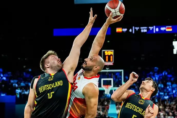 Alejandro Zarzuela intenta una canasta en el Espa&ntilde;a-Alemania de cuartos de final de los Juegos Paral&iacute;mpicos de Par&iacute;s. / CPE