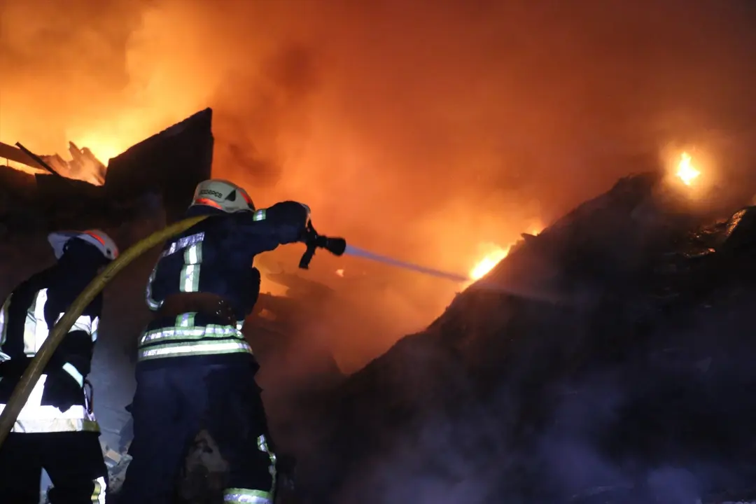 Los bomberos apagan el fuego tras un ataque ruso. / Cover Images / Archivo