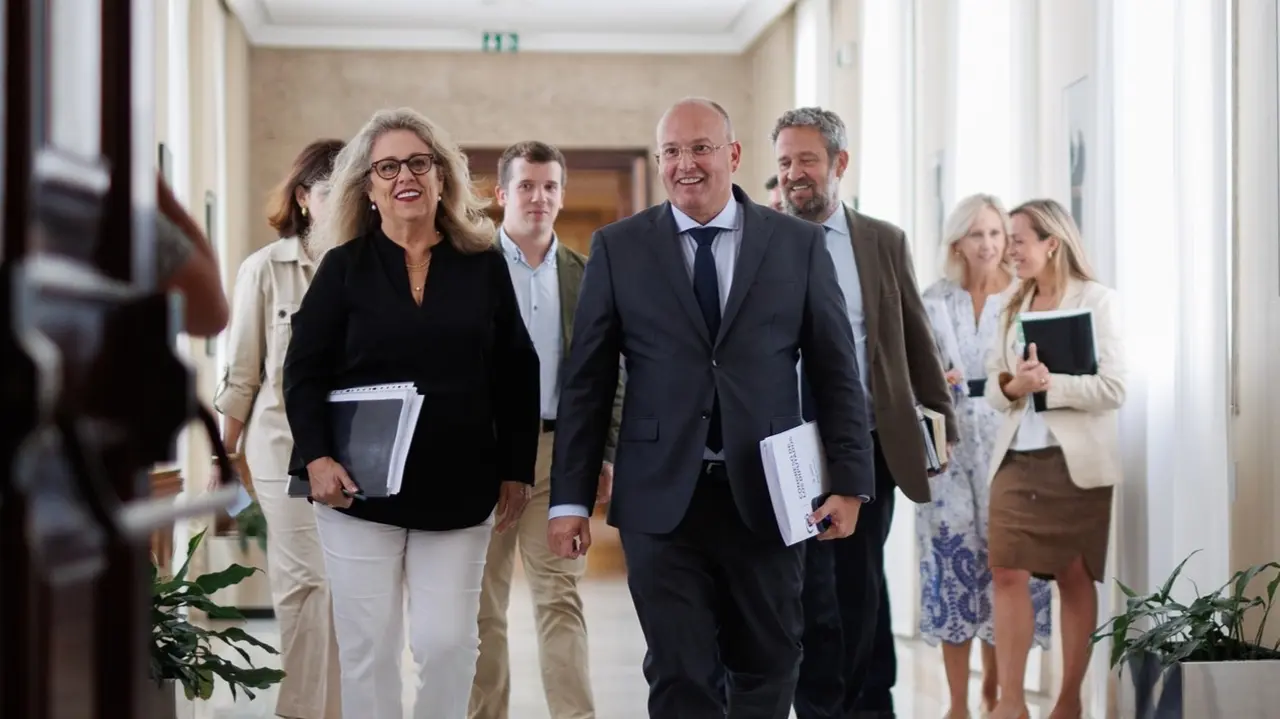 El portavoz del PP en el Congreso, Miguel Tellado (d), a su llegada a una reuni&oacute;n de la Junta de Portavoces. Alejandro Mart&iacute;nez V&eacute;lez