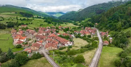 Carmona es un lugar del municipio de Valle de Cabu&eacute;rniga, situado en el valle del r&iacute;o Saja, declarado de inter&eacute;s hist&oacute;rico y art&iacute;stico. / A.S.P