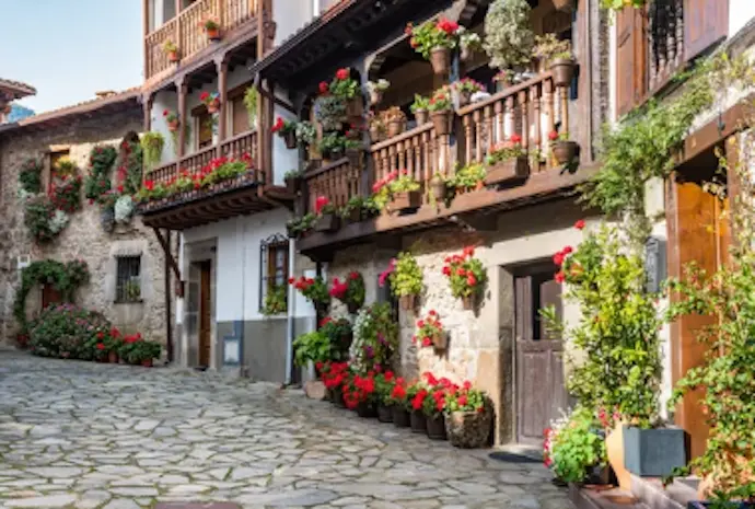 Las casas de B&aacute;rcena Mayor, con su encanto hist&oacute;rico y su perfecta integraci&oacute;n en el paisaje natural, son un aut&eacute;ntico tributo a la arquitectura tradicional c&aacute;ntabra. / A.S.P