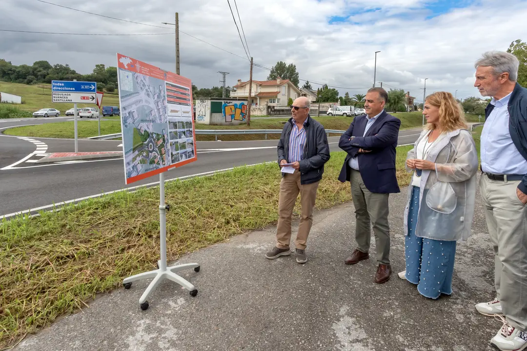 El consejero de Fomento, Roberto Media, inaugura la obra de mejora de la circulaci&oacute;n y seguridad vial. / Alerta