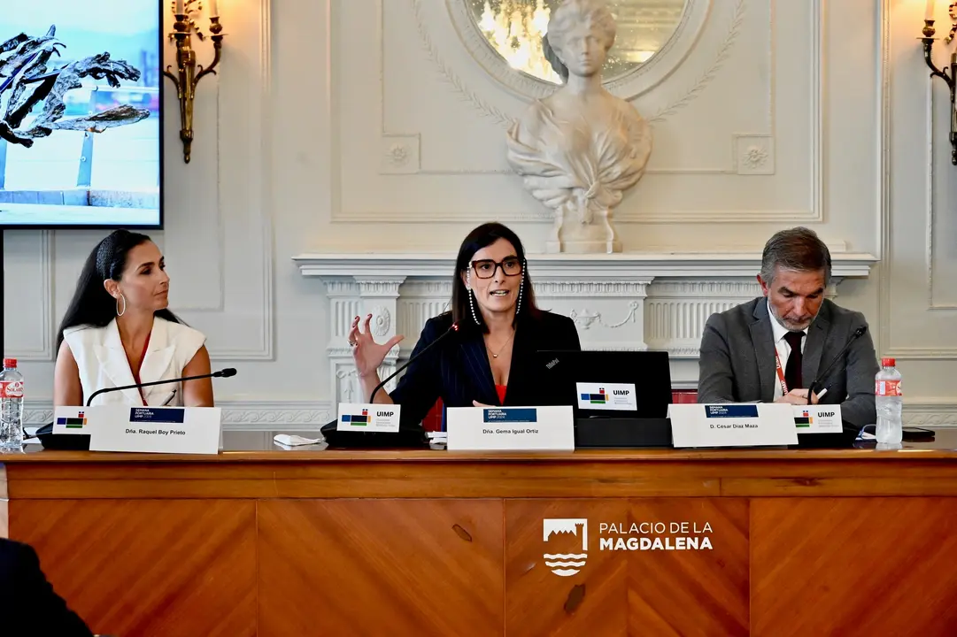 La alcaldesa de Santander, Gema Igual (c), junto al presidente de la Autoridad Portuaria de Santander, C&eacute;sar D&iacute;az, en la Semana Portuaria UIMP 2024. / Alerta