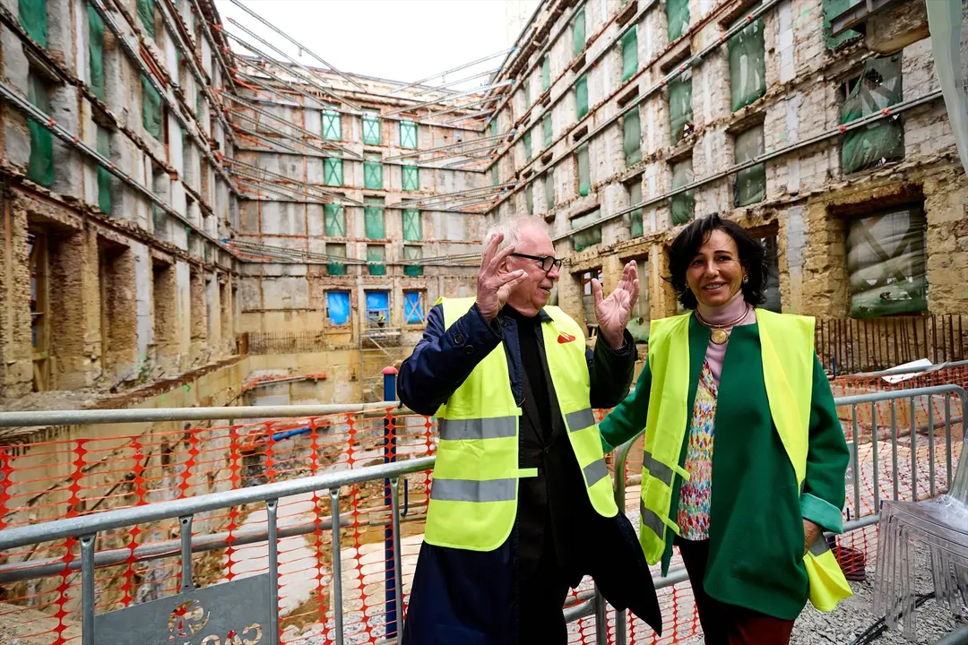 La presidenta del Grupo Santander, Ana Bot&iacute;n, y el arquitecto de la obra, David Chipperfield, en el edifico Pereda. Juanma Serrano / Archivo