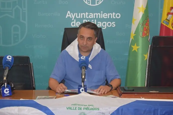 El alcalde de Pi&eacute;lagos, Carlos Caram&eacute;s durante la rueda de prensa. / A.E.
