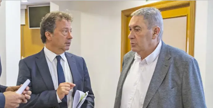 El consejero de Ganader&iacute;a, Pablo Palencia (iz), durante la presentaci&oacute;n de la 28o edici&oacute;n del Memorial Jos&eacute; Ruiz Ruiz. / AlertA