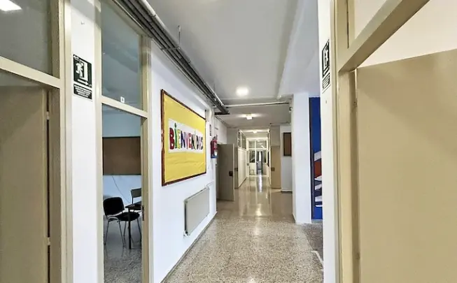 El pasillo del Colegio Marz&aacute;n renovado con una fresca capa de pintura, listo para recibir a los estudiantes en un ambiente revitalizado. / A.E