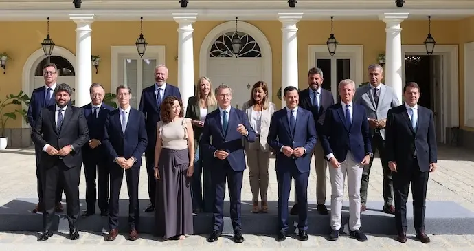 Foto de familia, el presidente del PP, Alberto N&uacute;&ntilde;ez Feij&oacute;o, junto a los barones del PP, al llegar a una reuni&oacute;n con los presidentes auton&oacute;micos del Partido Popular, en el Palacio de los Duques de Pastrana, a 6 de septiembre de 2024, en Madrid (Espa&ntilde;a). Durante el encuentro, al que acuden los once presidentes auton&oacute;micos del PP, buscan exhibir una foto de unidad con la financiaci&oacute;n auton&oacute;mica y denuncian el intento de "divisi&oacute;n" que, a su juicio, &lsquo;&rsquo;pretende el Gobierno al asegurar que la financiaci&oacute;n singular de Catalu&ntilde;a puede extenderse a otras comunidades&rsquo;&rsquo;. Con este objetivo, han pactado un documento que suscriben hoy en el que se comprometen a tratar la financiaci&oacute;n solo en "foros multilaterales". leer menos

Firma: Marta Fern&aacute;ndez / Europa Press