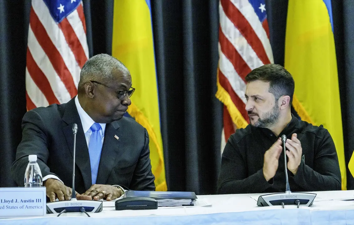 Lloyd Austin (izq.), secretario de Defensa de Estados Unidos, y Volodimir Zelenski, presidente de Ucrania, se miran durante la reuni&oacute;n del Grupo de Contacto de Ucrania en la Base A&eacute;rea de Ramstein. / Andreas Arnold