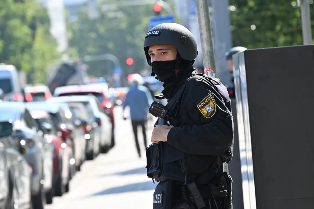 Un agente de la Polic&iacute;a de Alemania durante una operaci&oacute;n en la ciudad de M&uacute;nich. / EP