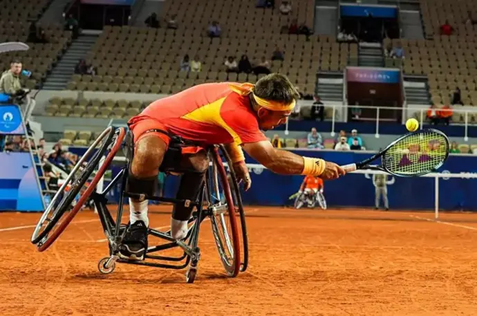Mart&iacute;n de la Puente durante el partido contra el argentino Gustavo Fern&aacute;ndez. / CPE