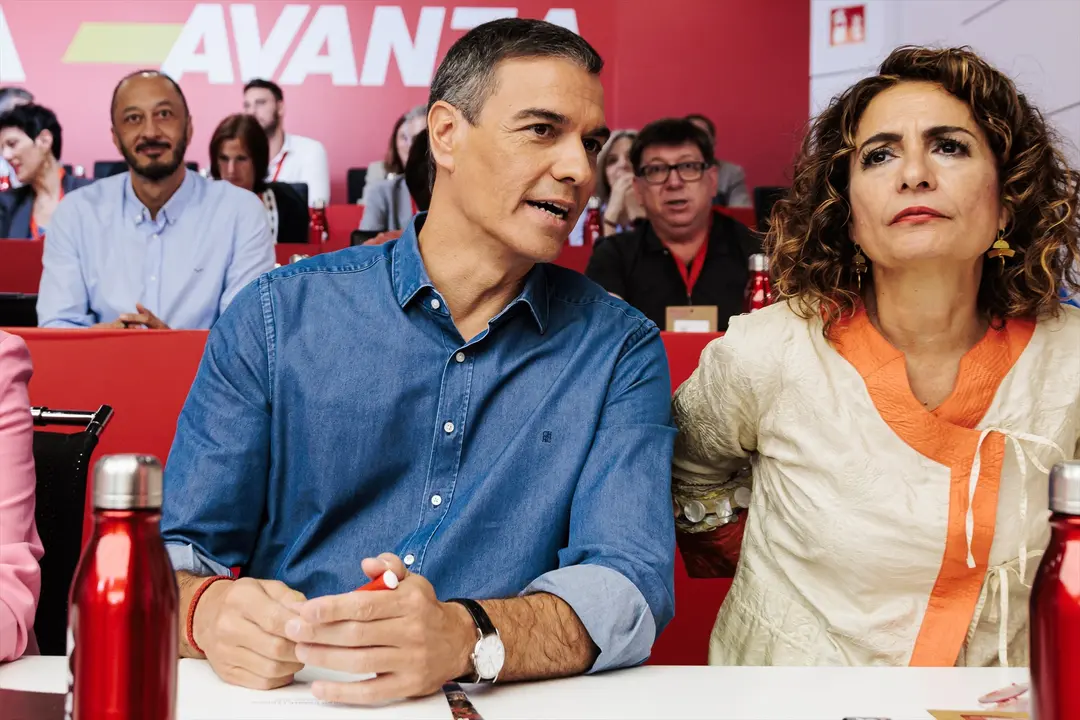 El secretario general del PSOE y presidente del Gobierno, Pedro S&aacute;nchez, y la vicesecretaria general del PSOE, vicepresidenta primera del Gobierno y ministra de Hacienda, Mar&iacute;a Jes&uacute;s Montero. / Carlos Luj&aacute;n