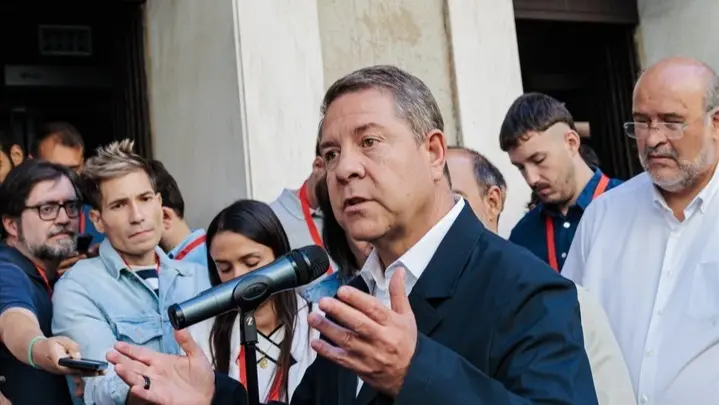 El presidente de Castilla-La Mancha, Emiliano Garc&iacute;a-Page, atiende a los medios de comunicaci&oacute;n a su llegada a la reuni&oacute;n del Comit&eacute; Federal del PSOE. / Carlos Luj&aacute;n