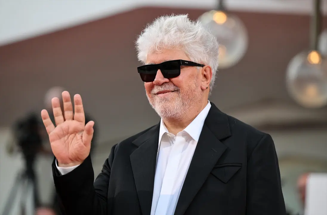 El director y guionista espa&ntilde;ol Pedro Almod&oacute;var llega a la ceremonia de clausura del 81.&ordm; Festival Internacional de Cine de Venecia. / Ettore Ferrari