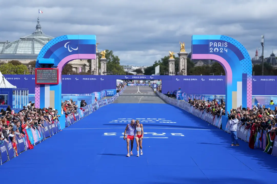Elena Congost y su gu&iacute;a Mia Carol, medalla de bronce en el marat&oacute;n. Juegos Paral&iacute;mpicos Par&iacute;s 2024. &copy;&nbsp;Gorka Leiza / CPE.
