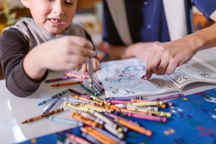 Un ni&ntilde;o con su profesora tras las vacaciones de verano. / A.E