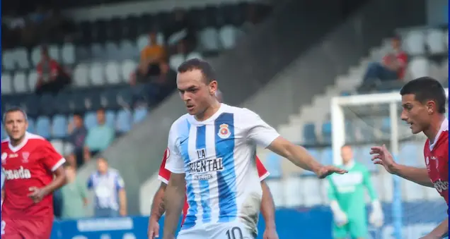 El jugador c&aacute;ntabro Sa&uacute;l Garc&iacute;a, ante el Marino de Luanco. / RSGT