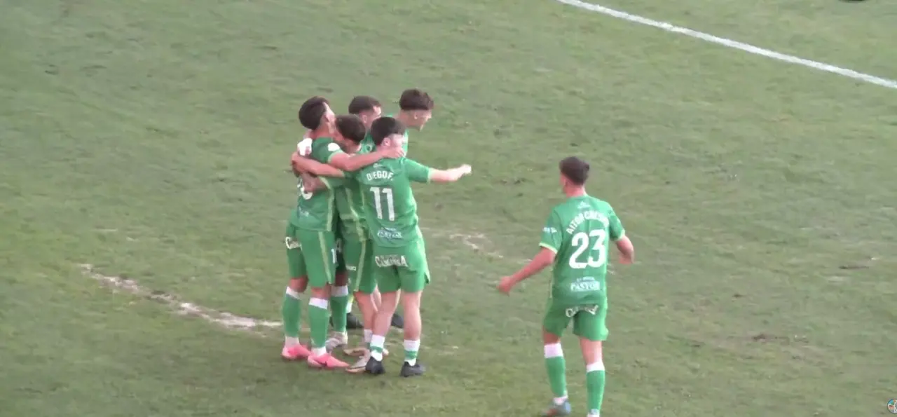 Los jugadores del Rayo Cantabria celebran el segundo gol del partido. / A.E.
