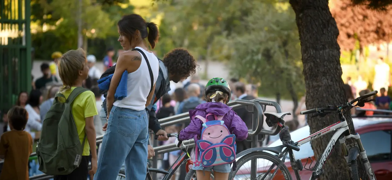 Familiares el primer d&iacute;a del curso escolar, a 9 de septiembre de 2024, en Madrid (Espa&ntilde;a). La Comunidad de Madrid comienza esta semana el curso escolar 2024-2025 con 64.435 docentes al sumar 1.394 profesores nuevos a las aulas y 1.267.286 alumnos, un 0,4 por ciento m&aacute;s. Del total de los alumnos madrile&ntilde;os que comienzan este curso, el 81,7 por ciento acudir&aacute; a centros educativos sostenidos con fondos p&uacute;blicos. &lsquo;Por la vuelta al cole&rsquo; los autobuses de la EMT ser&aacute;n gratuitos hoy y ma&ntilde;ana. leer menos

Firma: Eduardo Parra / Europa Press