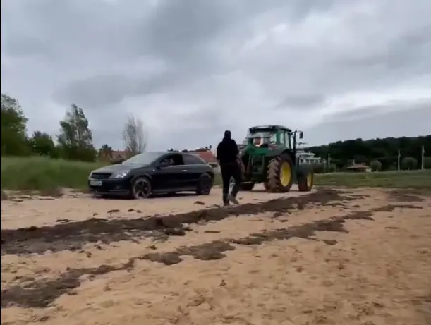 Momento en el que el coche es sacado con un tractor. / IG juanmasantander