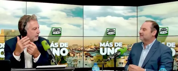 &Aacute;balos durante la entrevista con Alsina. / X
