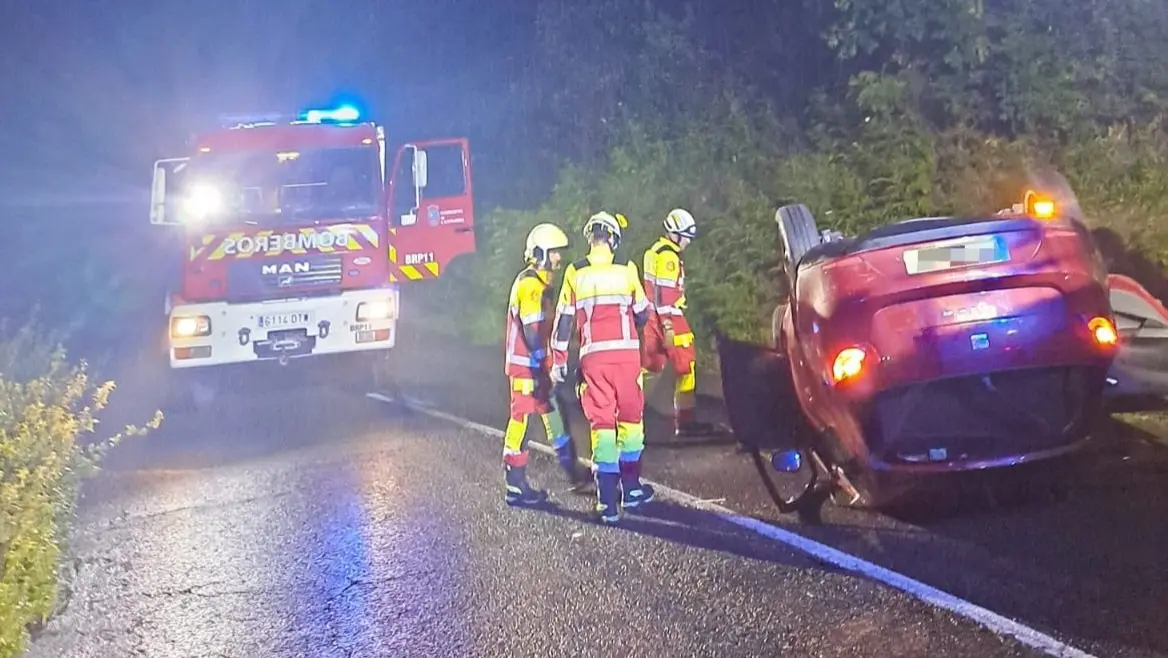 Vuelca un veh&iacute;culo con tres ocupantes en la N-629 en Rasines.