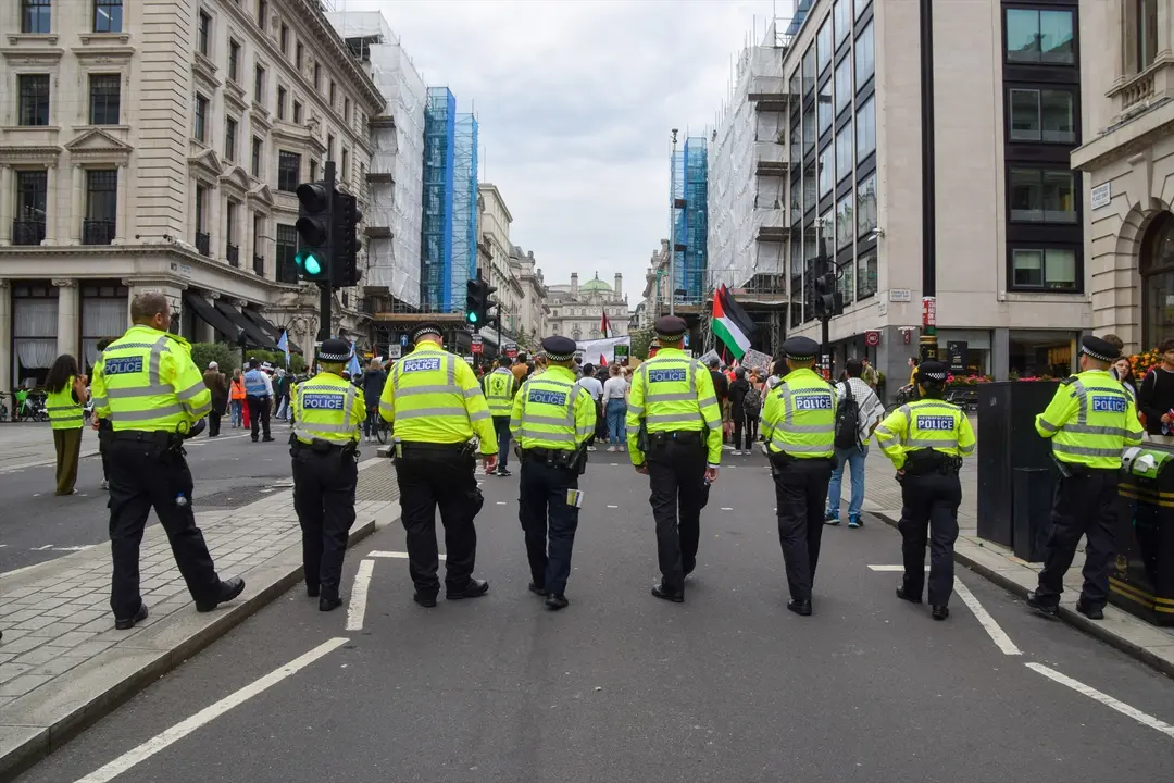 Los agentes de polic&iacute;a observan a los manifestantes en Regent Street St James's. / EP