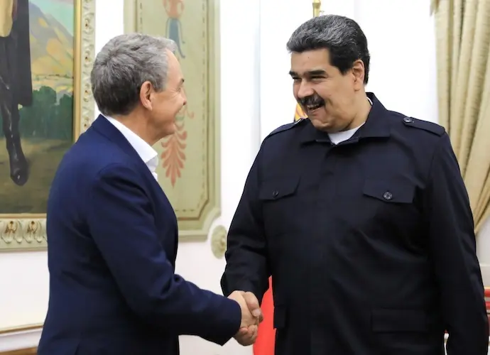El expresidente del Gobierno de Espa&ntilde;a Jos&eacute; Luis Rodr&iacute;guez Zapatero con el presidente de Venezuela, Nicol&aacute;s Maduro. / ARCHIVO / EP