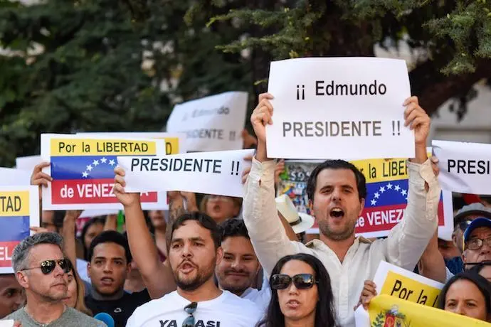 Multitud de venezolanos se congrega frente al Congreso de los Diputados en apoyo a Edmundo Gonz&aacute;lez. / Richard Zubelzu