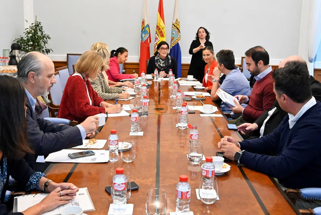 Reuni&oacute;n en el Patronato de Servicios Sociales. / Alerta