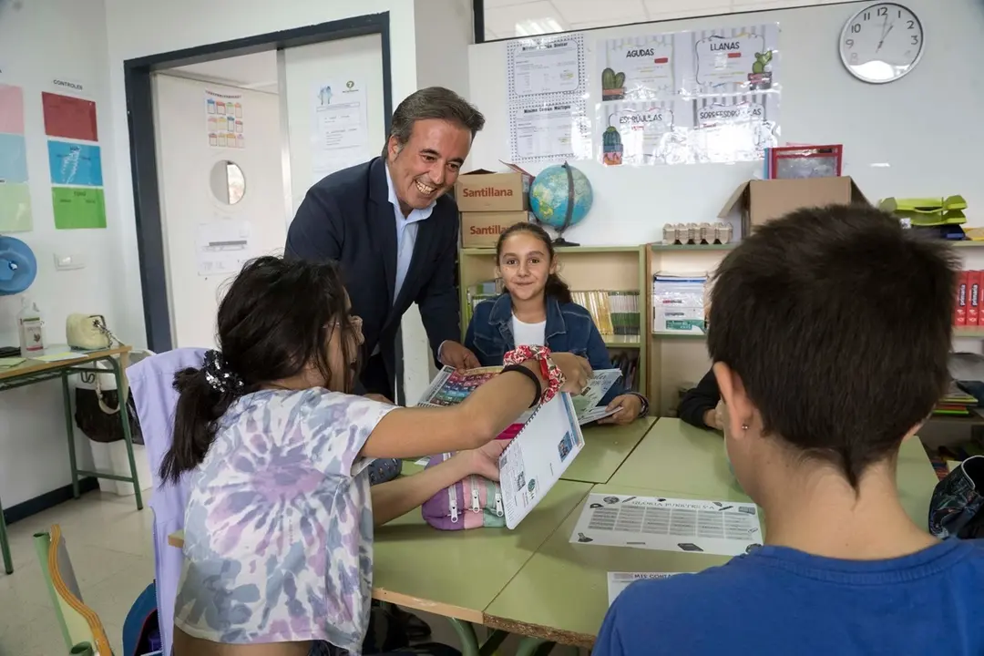 El alcalde de Camargo, Diego Movell&aacute;n entregando las agendas. / Alerta
