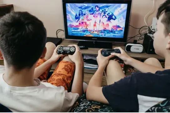 Dos j&oacute;venes jugando a un juego de la play. / A.S.